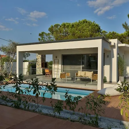 In - 4rosesvillas - Rose Leptokaryá